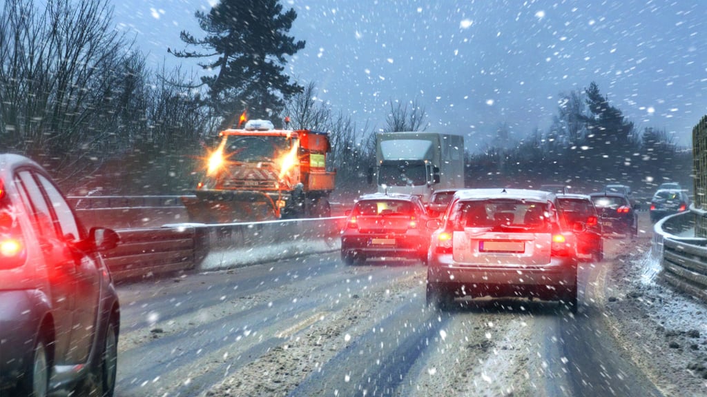 Der Hyundai war auf winterglatter Fahrbahn von der A9 abgekommen. 