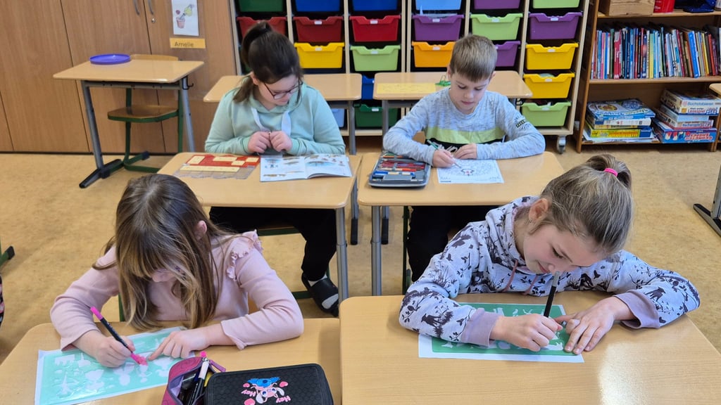 Die Zweitklässler malten Tierschablonen aus oder beschäftigten sich mit Übungen.
