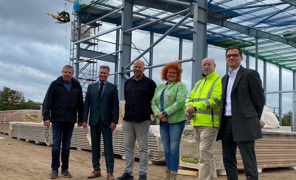 Im Oktober 2023 freuten sich Olaf Fröde (Director Operations WIPAG, von links), Thomas Marquardt (Geschäftsführer WIPAG), Norbert Scheinert (Head of Productions WIPAG), Mandy Schumacher (Bürgermeisterin Gardelegen), Frank Kriebisch (Technischer Berater der Otto Krahn Gruppe) und Dirk Sadowski (CFO Mocom und Wipag), Richtfest für die neue Produktionshalle feiern zu können. Nun schließt Mocom den Standort.