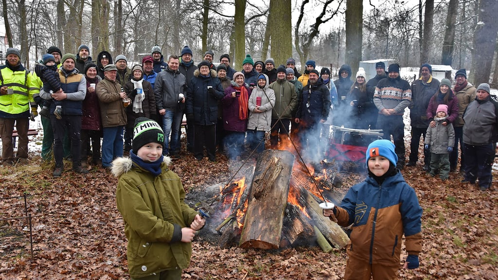 Jonte (vorn links) und Lasse schwingen beim Neujahrsgrillen in Calvörde ihre Spieße wie Musketiere. Anschließend bestücken die beiden siebenjährigen Jungen und auch alle anderen Gäste die dünnen Stangen mit ausgewählten Köstlichkeiten.