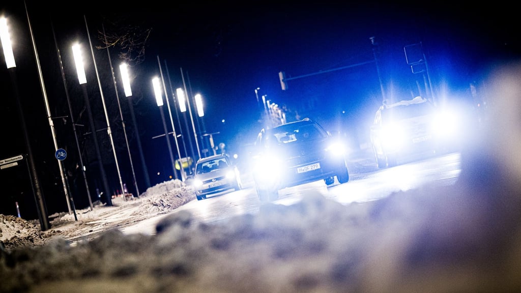 Schnee säumt den Straßenrand im Verkehr von Hannover.