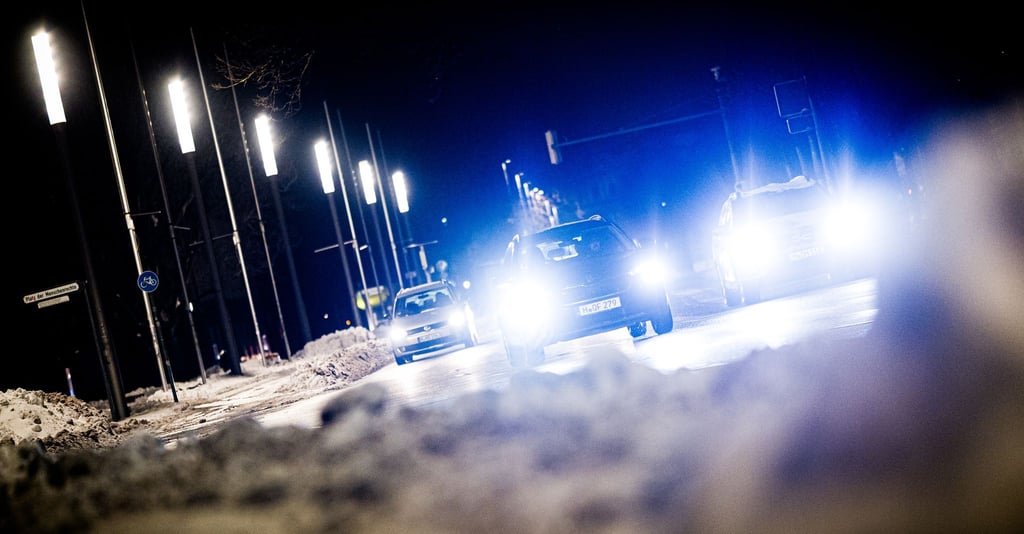 Schnee säumt den Straßenrand im Verkehr von Hannover.
