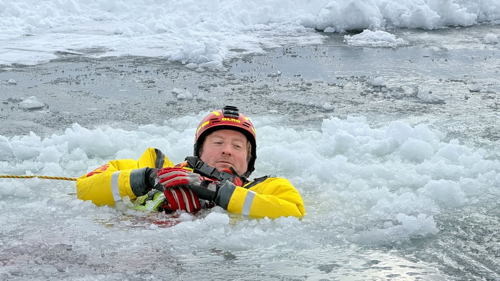 Wie rettet man einen Menschen aus dem Eis? Das trainierten DLRG und Feuerwehr jetzt bei einer Übung am Nordufer des Süßen Sees bei Seeburg. 