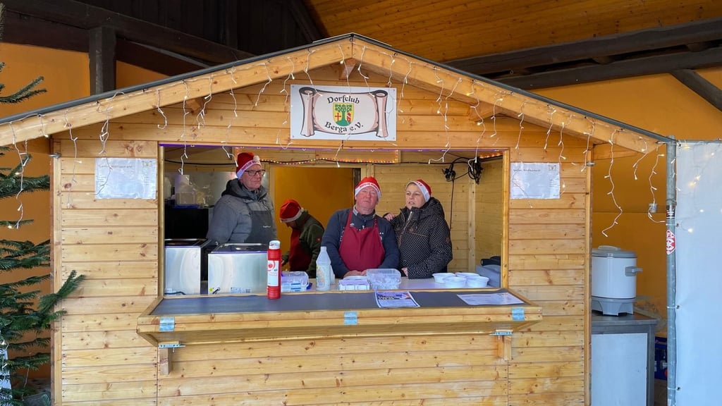 Den Erlös des Verkaufsstandes auf dem Nikolausmarkt spendeten die Mitglieder des Dorfclubs Berga für das Kinderhospiz Mitteldeutschland.  