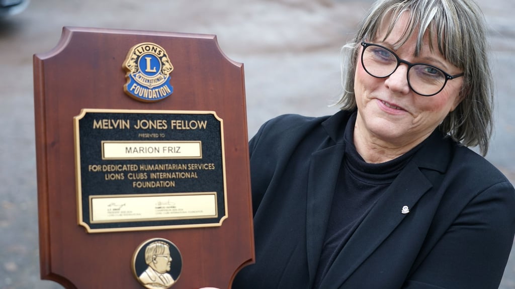 Marion Friz mit der Auszeichnung. Es ist die höchste, die der Lions-Club zu vergeben hat. 