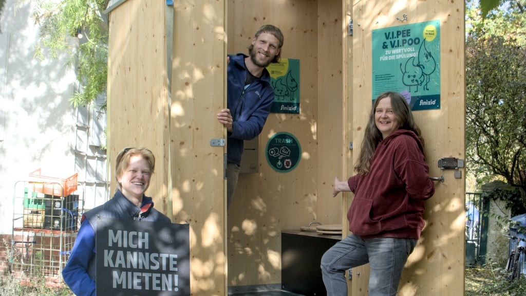 Auf dem Hof von Vitopia steht seit Herbst 2025 eine Trockentoilette, die von den Mitgliedern als mobile Miettoilette betreut wird.