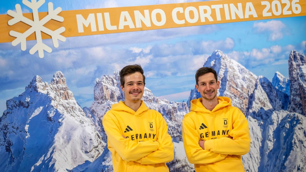 Philipp Raimund (l) und Felix Hoffmann (r) bei der Olympia-Einkleidung.