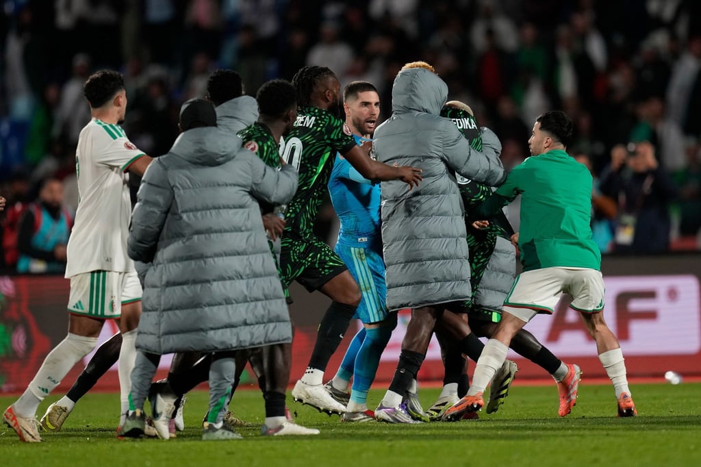 Der afrikanische Fußball-Verband untersucht Vorfälle nach dem Spiel Algerien gegen Nigeria.