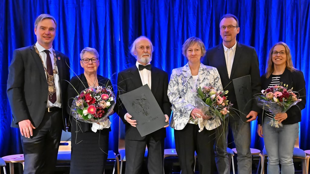 Das sind die Preisträger der Stadt Aschersleben 2026: Linda Grunenberg, Henry Schmidt, Carola Anton, Udo W. Stephan und Bettina Winkler gemeinsam mit OB Steffen Amme. (v. r. n. l.) Kathrin Tempel konnte an der Veranstaltung im Ballhaus gesundheitsbedingt nicht teilnehmen.