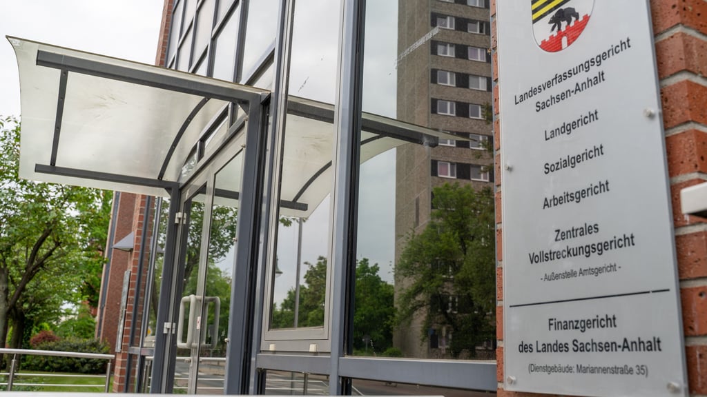 Das Landgericht Dessau-Roßlau: Vor der 2. Strafkammer muss sich ein Wittenberger wefen Vergewaltigung und gefährlicher Körperverletzung verantworten.