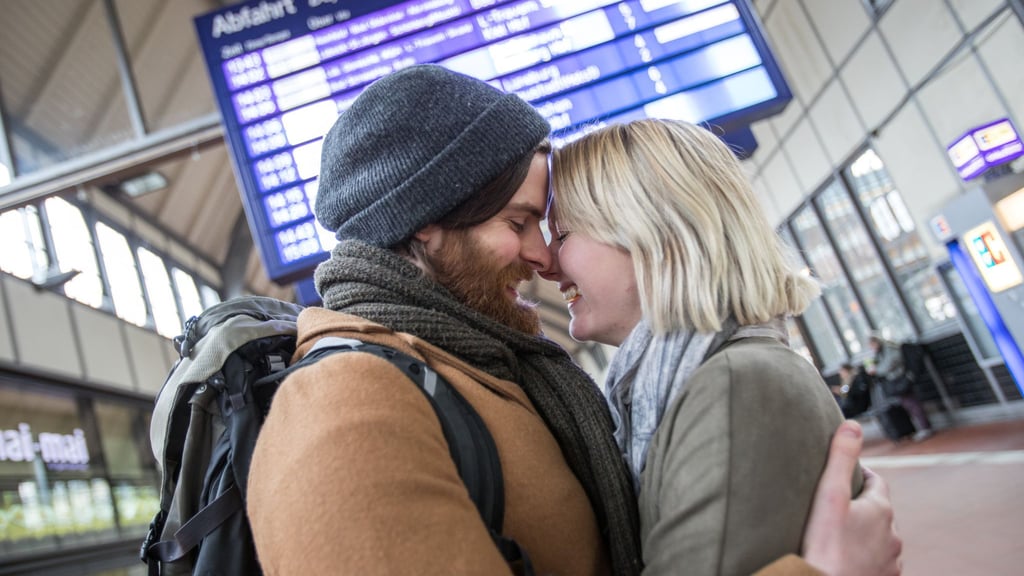 Endlich hab' ich dich wieder! In Fernbeziehungen ist die Sehnsucht groß - genauso wie die Freude beim Wiedersehen.