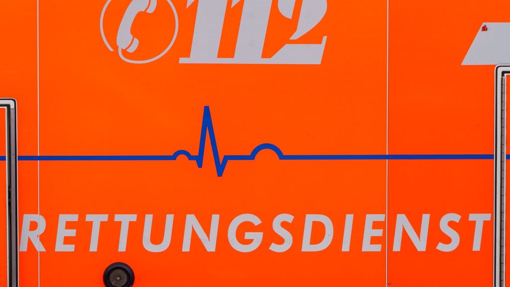 Das Opfer wurde schwer verletzt in eine Klinik gebracht. (Symbolbild)