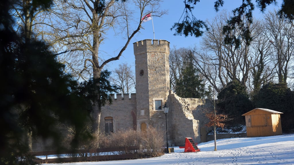 Von außen zeigt sich der Flaggenturm vom Schloss Mansfeld frisch saniert. 