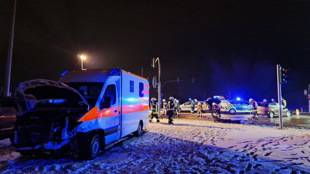 Ein Rettungswagen mit Patienten an Bord krachte auf der B6 Kreuzung Dieskau-Zwintschöna in ein Auto.