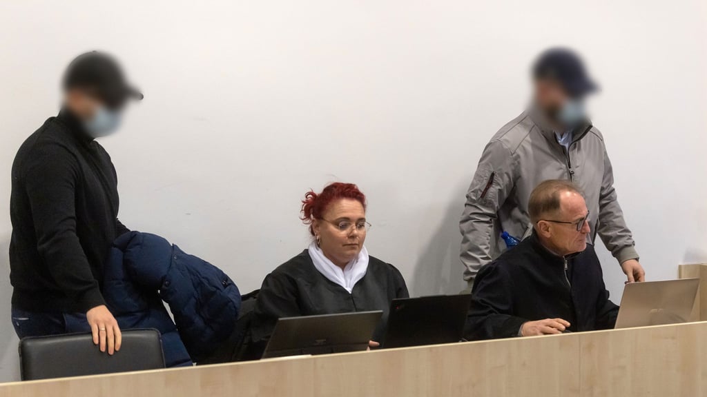 In dem Verfahren müssen sich erneut zwei Männer aus der rechtsextremen Szene verantworten, die zwei Journalisten aus Göttingen schwer verletzt haben sollen. (Archivbild)