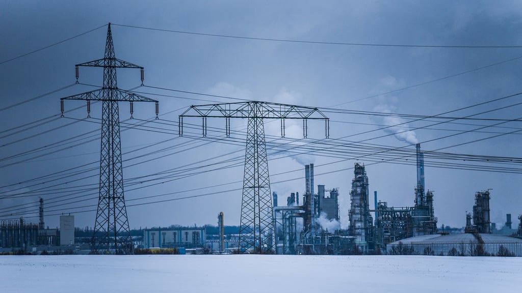 Die Bestandsleitung führt am Chemiestandort Leuna vorbei. Künftig soll der ein neues Umspannwerk bei Großkayna erhalten.