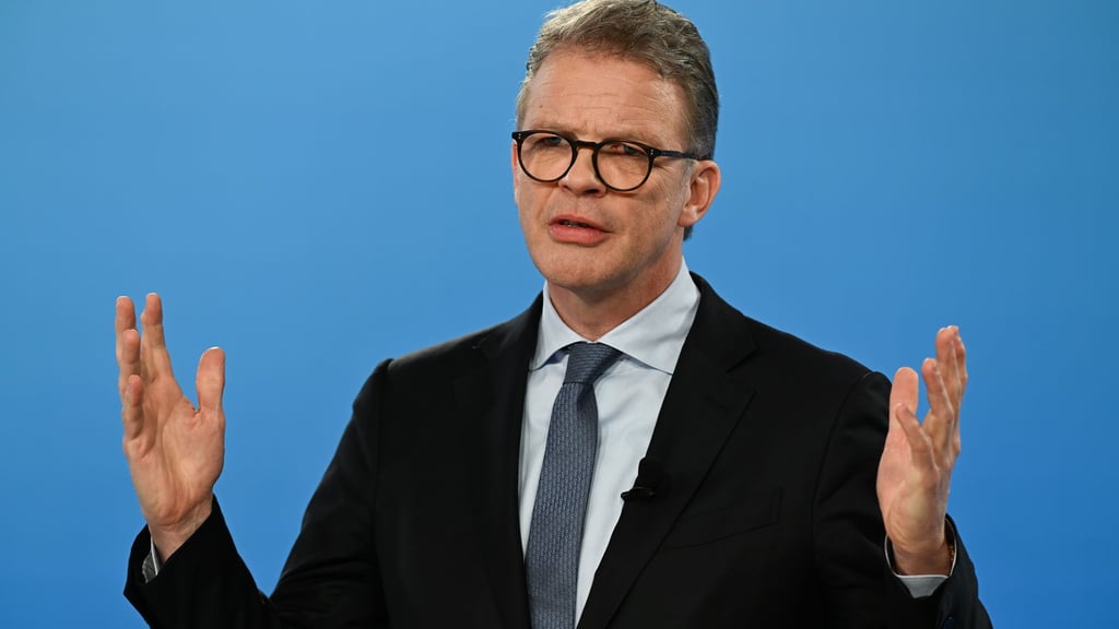 Deutsche-Bank-Chef Sewing richtet einen dringenden Appell an Politik und Beschäftigte. (Archivbild)