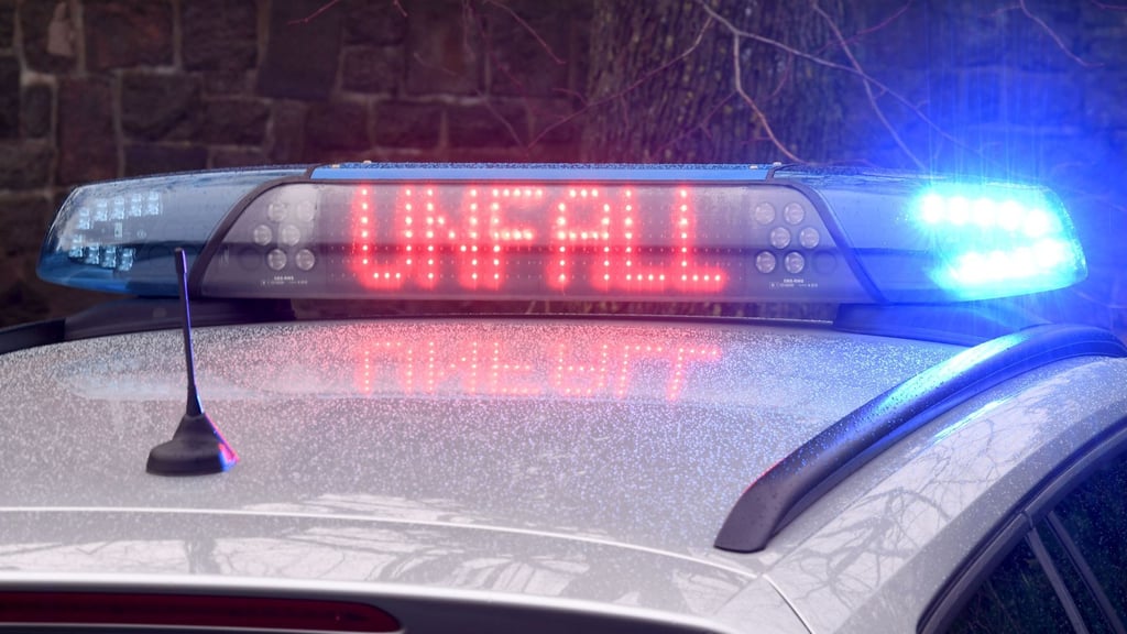 Drei Personen sind am Mittwoch bei einem Unfall auf der B189 bei Lüderitz (Landkreis Stendal) schwer verletzt worden.