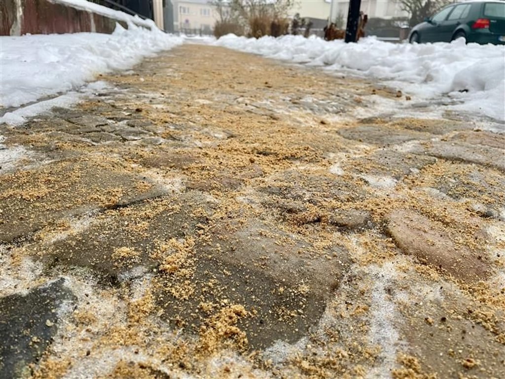 So wie in Gommern zu sehen, wird vielerorts Sand auf vereiste Gehwege aufgetragen, um die Rutsch- und Sturzgefahr zu minimieren.