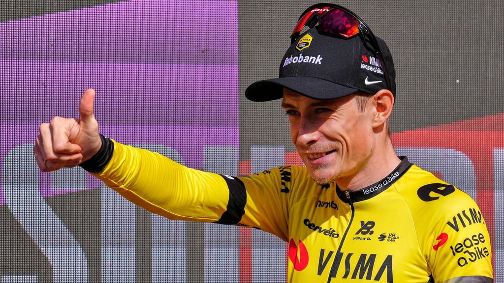 Daumen hoch für die Premiere: Jonas Vingegaard fährt erstmals den Giro d'Italia. (Archivbild)