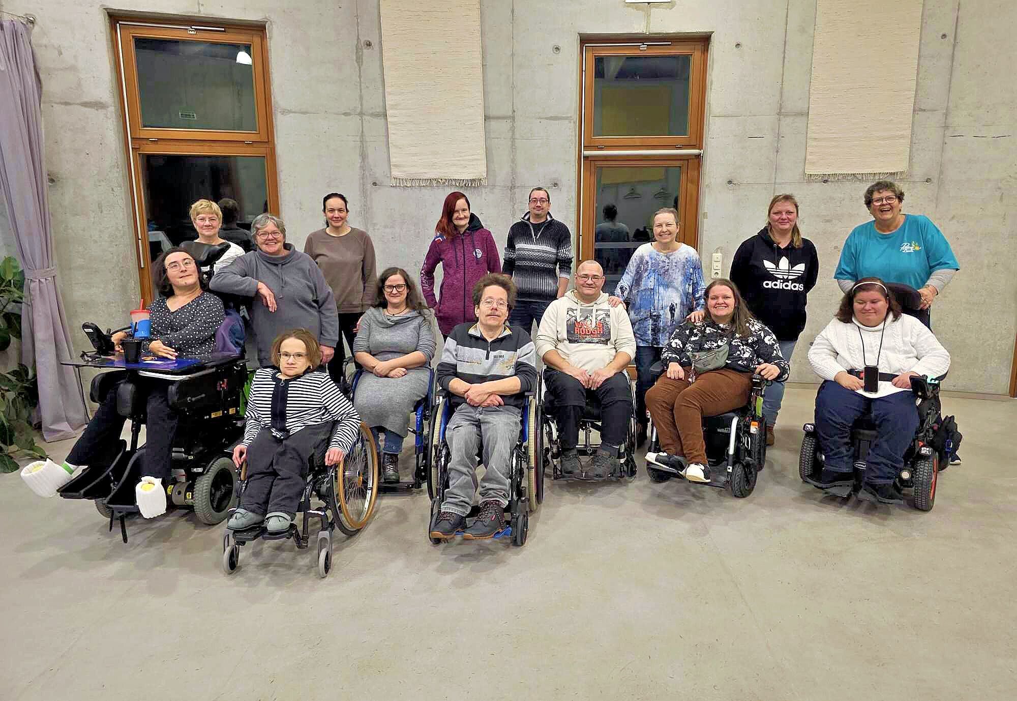 Es gibt wieder Rollstuhltanzen mit den „Rolling Beats“: Rollis und Fußgänger tanzen im Christophorushaus in Wolfen - doch sie benötigen auch Unterstützung