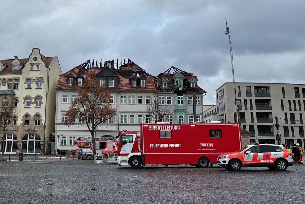 An dem bei dem Brand in der Silvesternacht schwerbeschädigten Eckhaus erfolgen in den kommenden zwei Wochen die Abbrucharbeiten. (Archivbild)