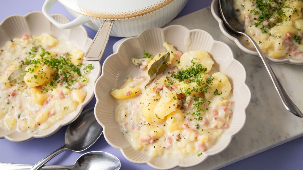 Typisch für traditionelle Hausmannskost in Mecklenburg-Vorpommern sind Buttermilchkartoffeln, die mit Speck, Zwiebeln und Majoran verfeinert werden.