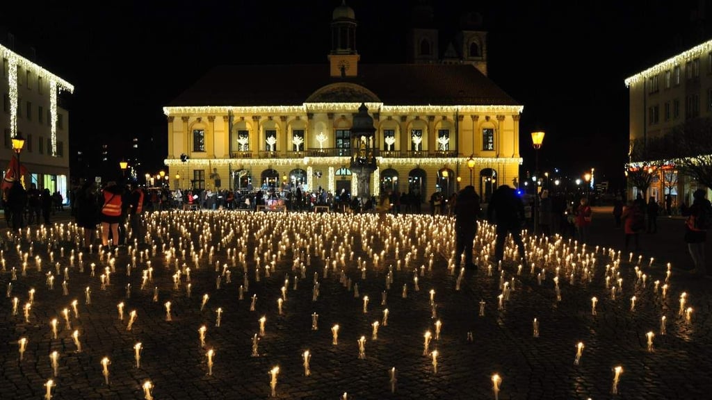 Gedenken auf dem Alten Markt in Magdeburg.