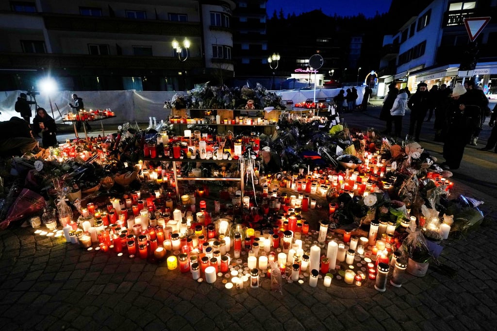 Das französische Blatt „Charlie Hebdo“ erntet für eine Karikatur zu der Brandkatastrophe in der Schweiz heftige Kritik. (Archivbild)