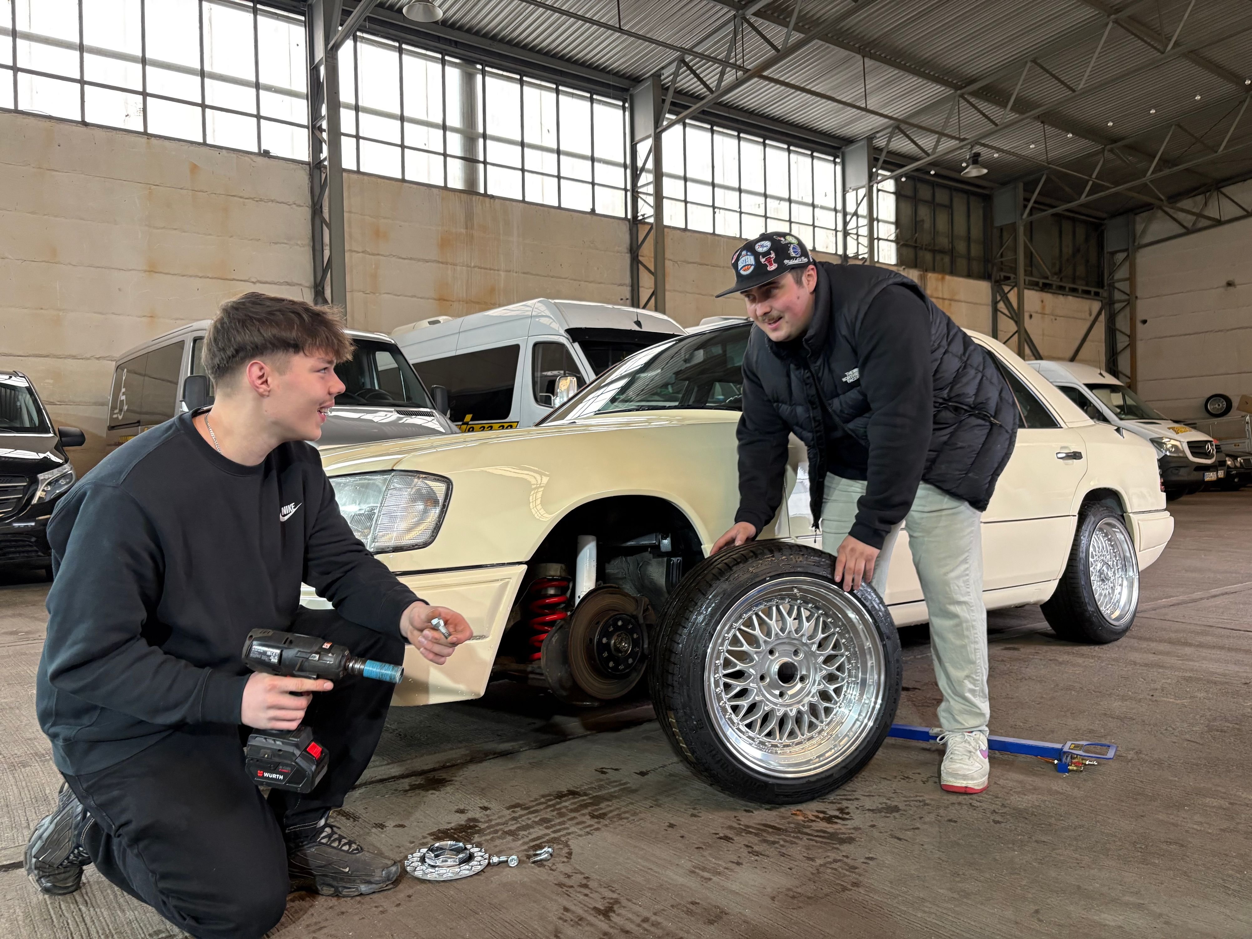 Oldtimer aus Internet als Zeitmaschine: Mercedes Benz W124: Kult-Taxi wird in Burg wieder aufgebaut und ist Teil einer Familien-Geschichte