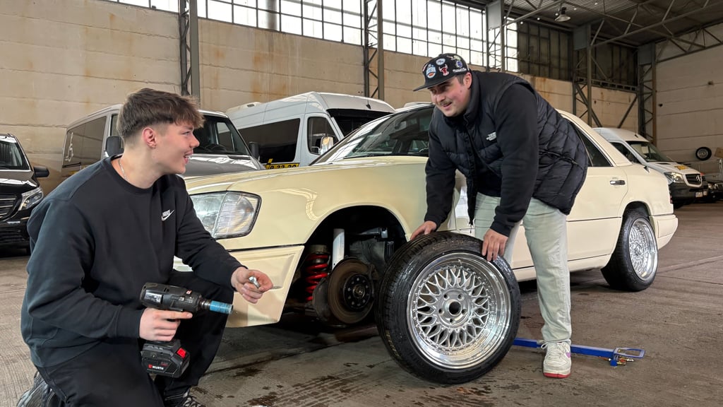 Taxi-Unternehmer Volker Syring (rechts) baut das Kult-Taxi aus den 1990er Jahren in Burg wieder auf. Unterstützt wird er dabei von Leo Haberland.