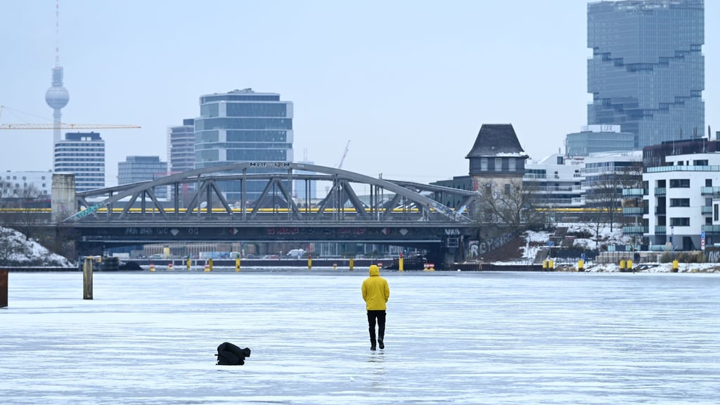 Die Berliner Polizei warnt wegen des Tauwetters vor dem Betreten des Eises.