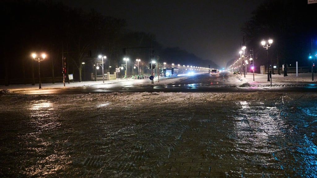Die Verkehrsinformationszentrale warnt am Dienstagmorgen vor glatten Gehwegen.