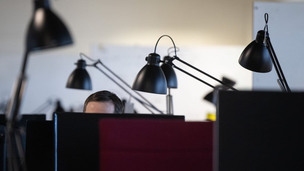 Bei überwiegend sitzender Tätigkeit sollte die Raumtemperatur bei 20 Grad Celsius liegen.