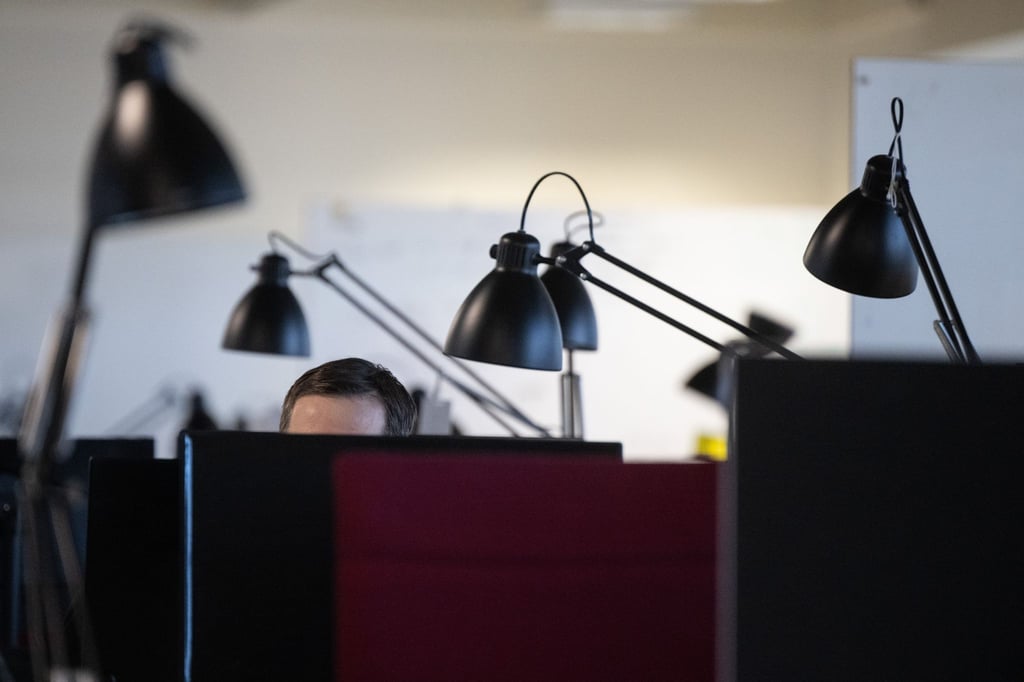 Bei überwiegend sitzender Tätigkeit sollte die Raumtemperatur bei 20 Grad Celsius liegen.