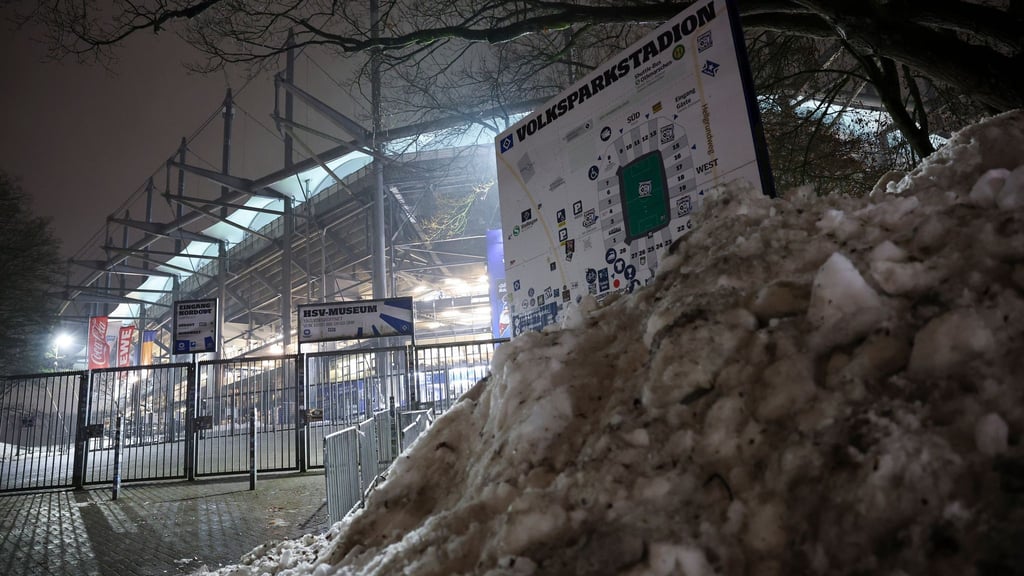 Die Bundesliga-Partie zwischen dem Hamburger SV und Bayer Leverkusen im Volksparkstadion ist wegen der Folgen des Winterwetters kurzfristig abgesagt worden.