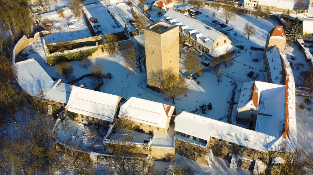 Die Burg in Wanzleben zeigt sich aus der Vogelperspektive im Winter von seiner schönsten Seite.