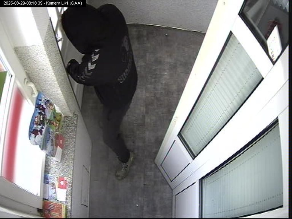 Raub in Schönebeck: Wer kann den mutmaßlichen Täter anhand der Kleidung identifizieren?
