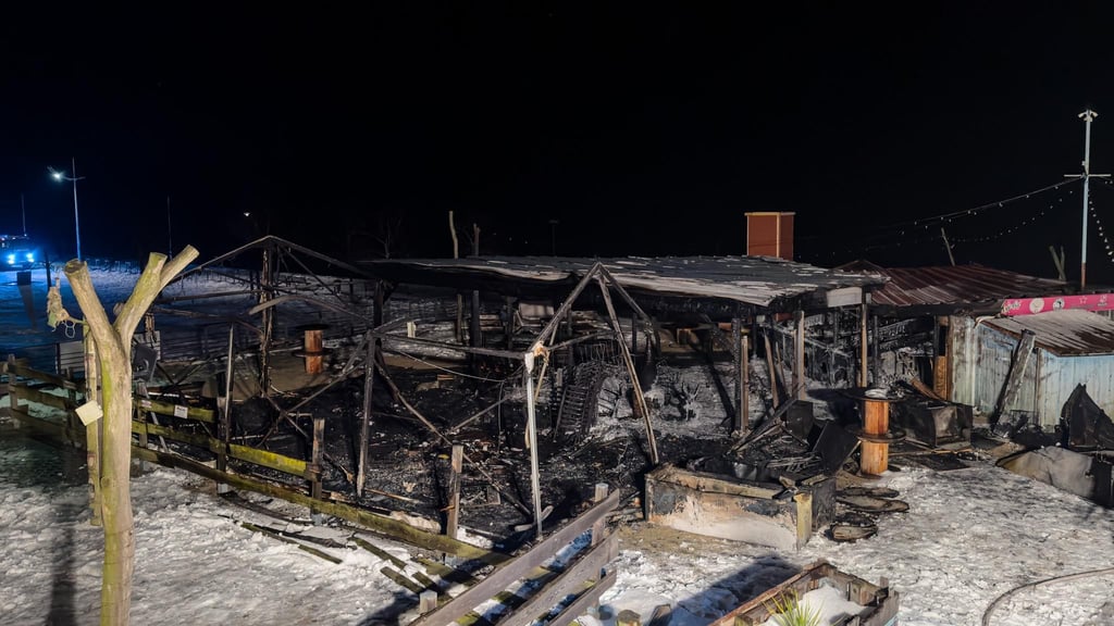 Die Strandbar an der Goitzsche ist in der Nacht komplett niedergebrannt.