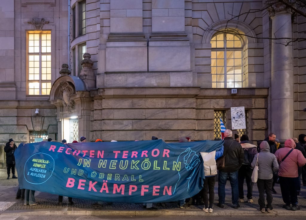 Demonstranten stehen während des Berufungsprozesses zu rechtsextremen Straftaten vor dem Berliner Landgericht. (Archivbild)