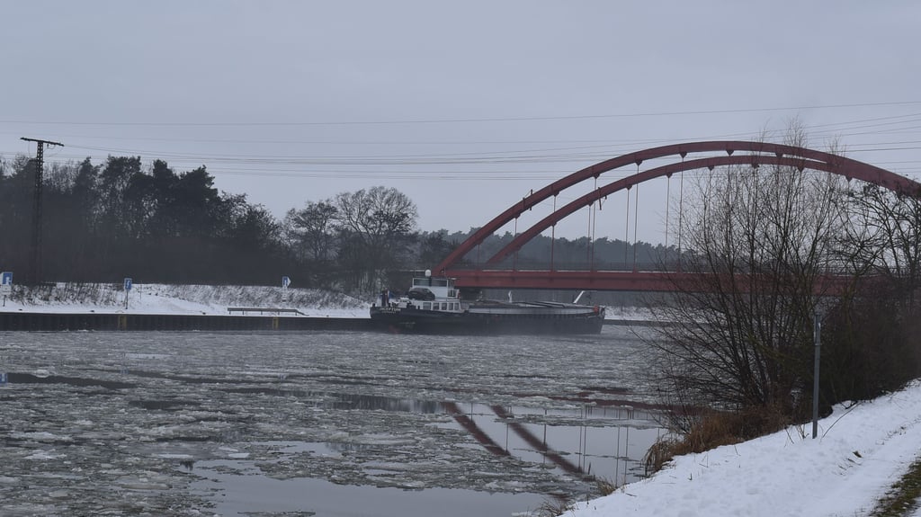 Auf dem Mittellandkanal hat eine Eisscholle an einem Frachter ein Leck verursacht.
