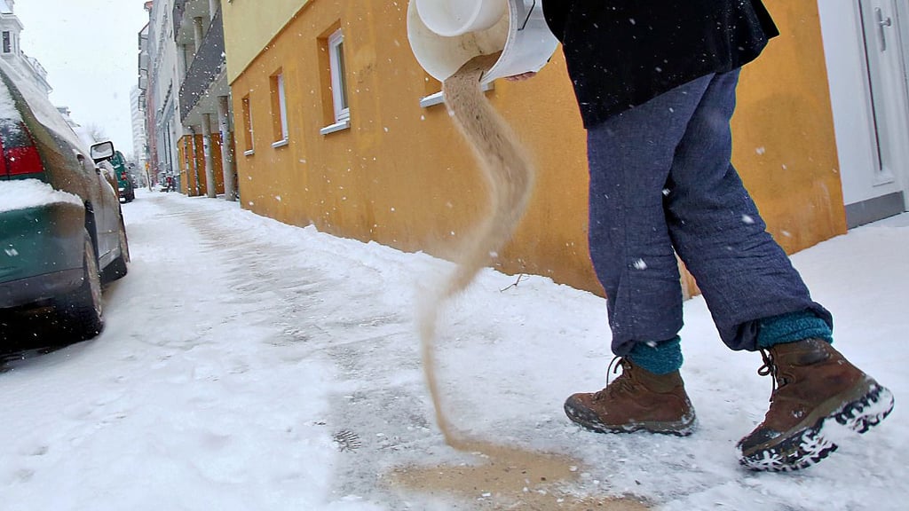 Statt Salz: Sand ist eine Alternative als Streumittel bei Glätte.