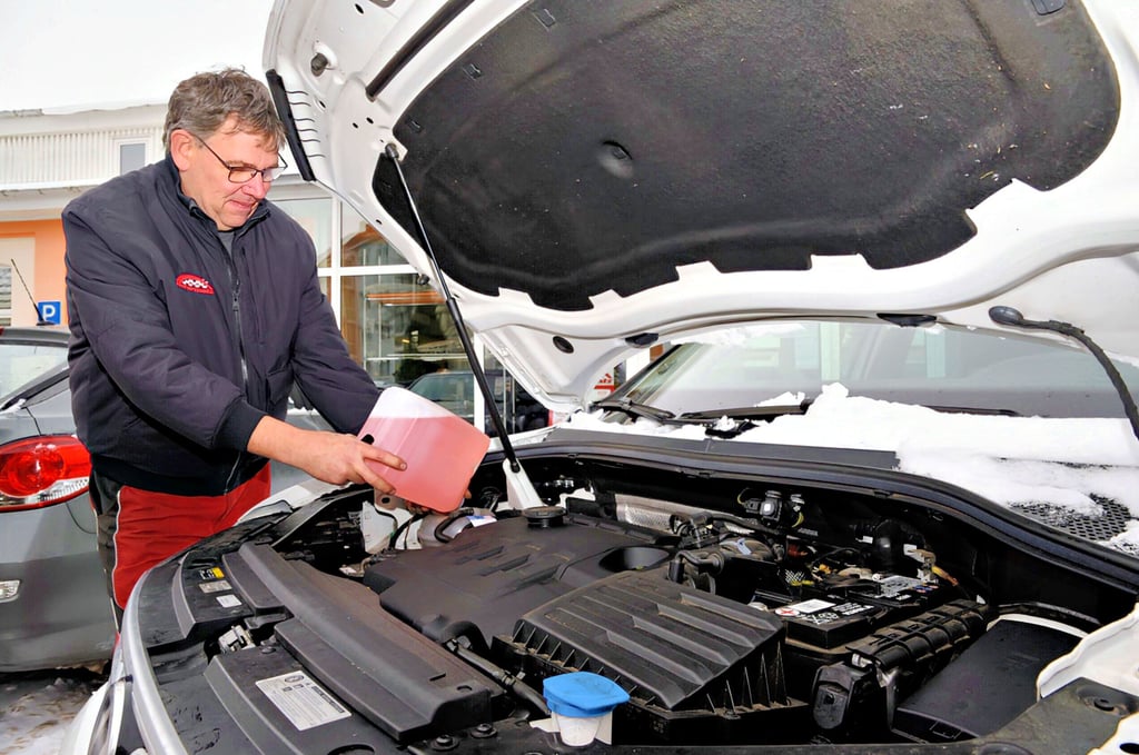 Autofachmann Andreas  Hafermalz rät, sich etwas mehr um den fahrbaren Untersatz zu kümmern. Frostschutzmittel sollte immer aufgefüllt sein.