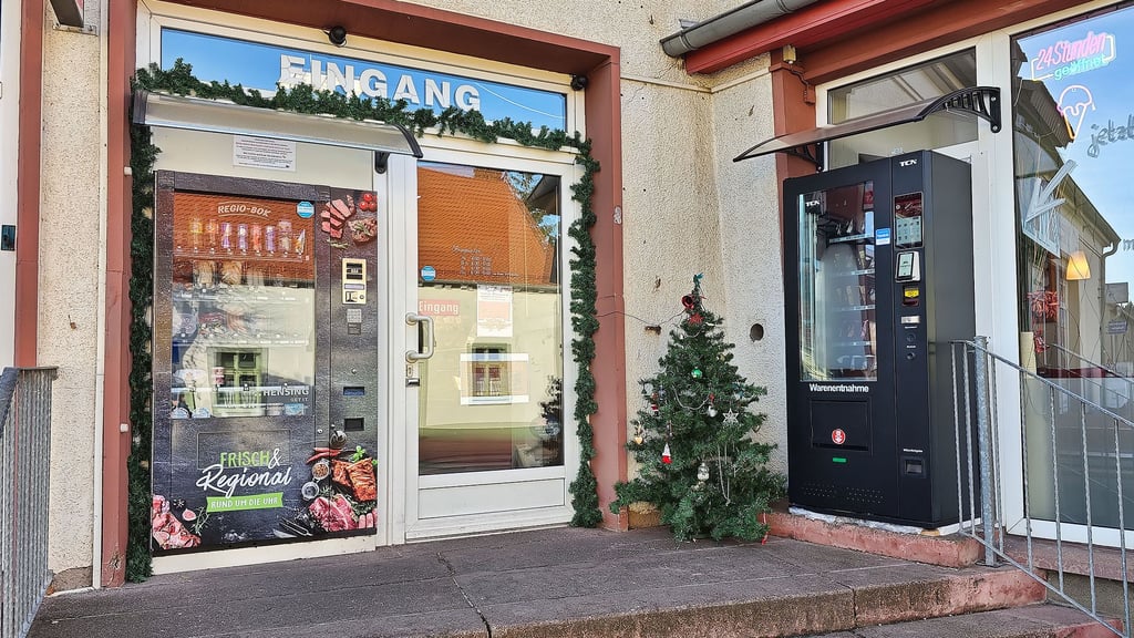 Rechts vom Eingang des Helbraer Wurst- und Backhauses steht der neue Eisautomat in Helbra. 