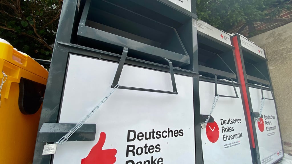 Diese Altkleider-Container am Verbandssitz vom Deutschen Roten Kreuz in Wernigerode konnten bis vor Kurzem noch genutzt werden.