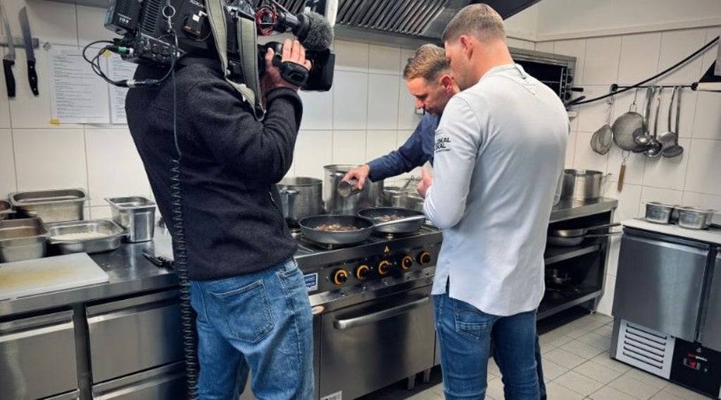Sternekoch Robin Pietsch (rechts) bei den Dreharbeiten im Gasthaus zum Yachthafen.