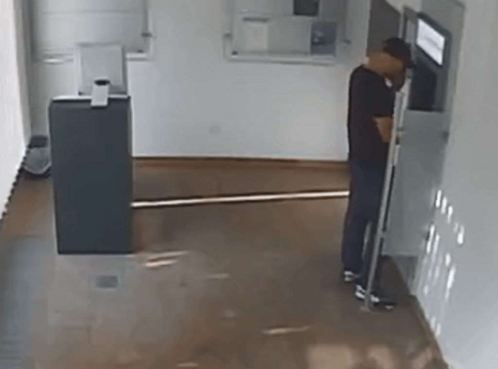 Wer kann den Mann anhand seiner Kleidung identifizieren?