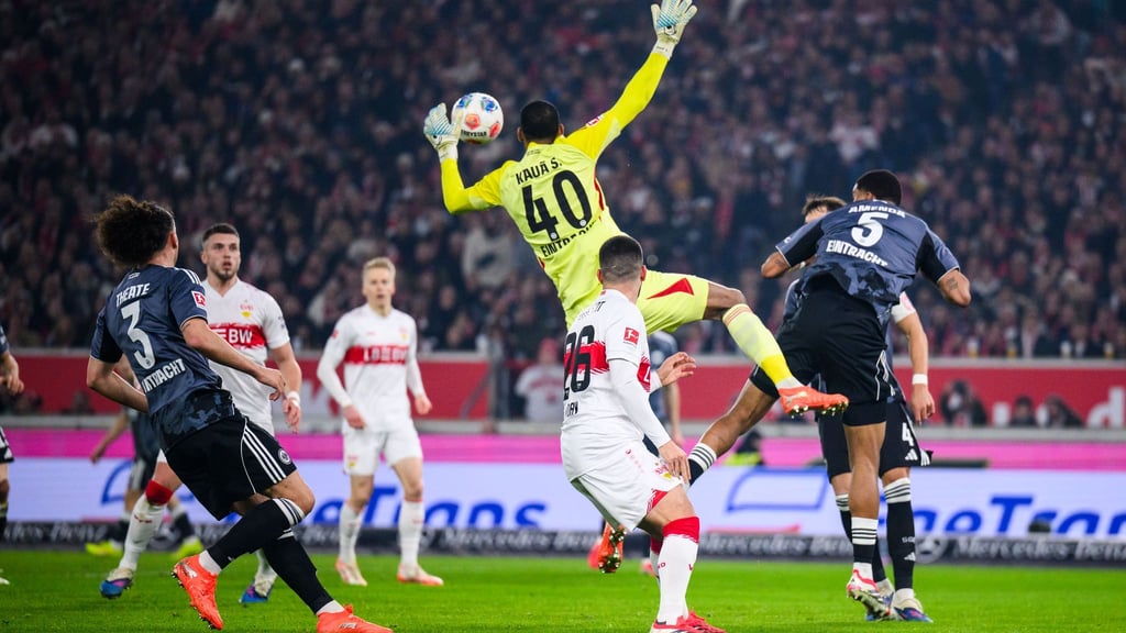 Folgenschwerer Fehler: Frankfurts Torwart Kaua Santos beim 1:1.