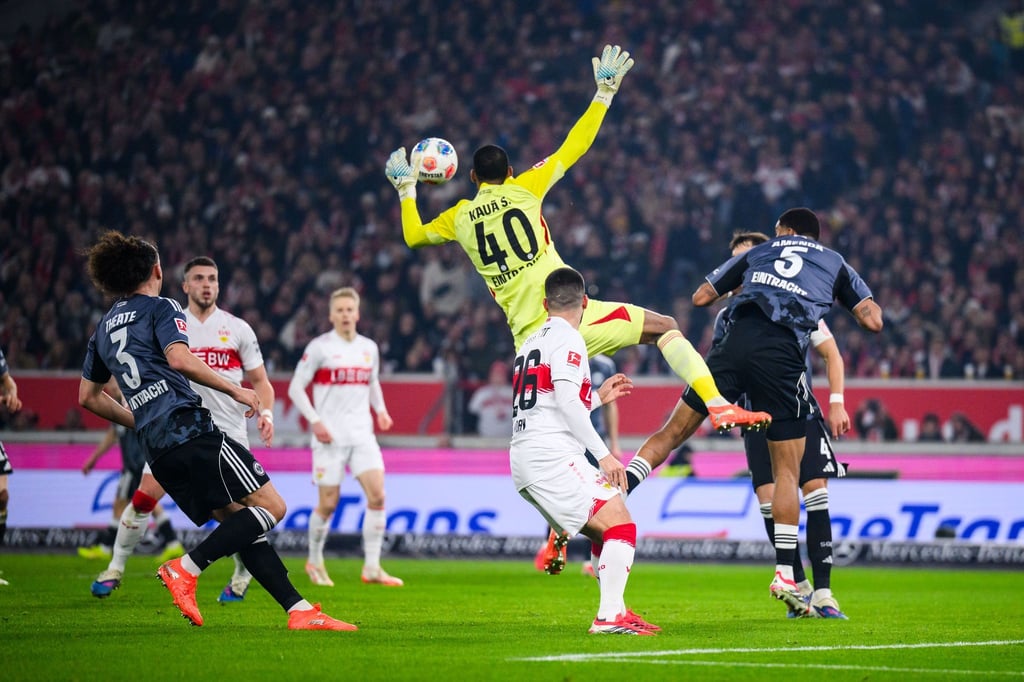 Folgenschwerer Fehler: Frankfurts Torwart Kaua Santos beim 1:1.