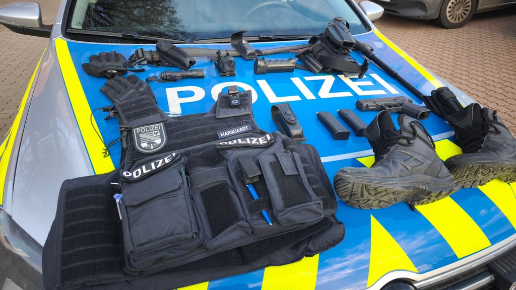 Die klassische Ausrüstung eines Polizeibeamten: Neben Pistole, zwei Magazinen, Handfesseln und Schlagstock gehören auch eine schusssichere Weste sowie Sicherheitsschuhe dazu. All das bringt zusammen zehn Kilogramm auf die Waage. Bevor der Kommissar-Anwärter zur Rettung eines Mannes ins Wasser hechtete, musste er – abgesehen von den Schuhen – all das ablegen und sicher verwahren.